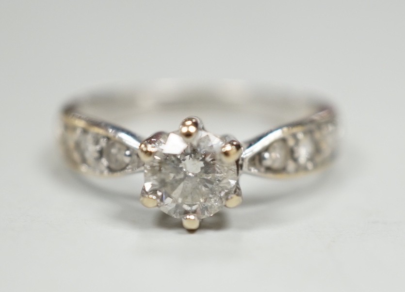 A modern 18ct gold and single stone diamond ring, with diamond set shoulders, size J, gross weight 2.4 grams